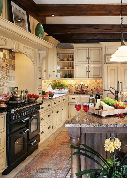 Traditional style kitchen