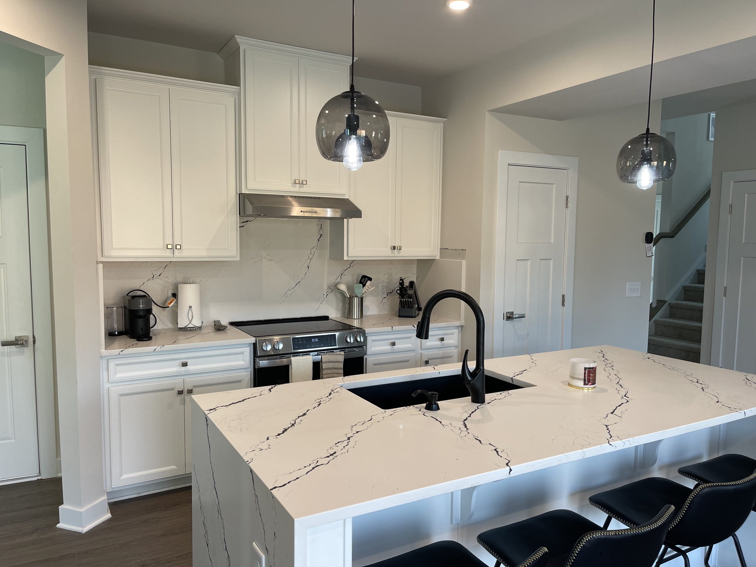 2025 Quartz Countertop Trends: Metallic Accents, Bold Veining & Concrete Look 2